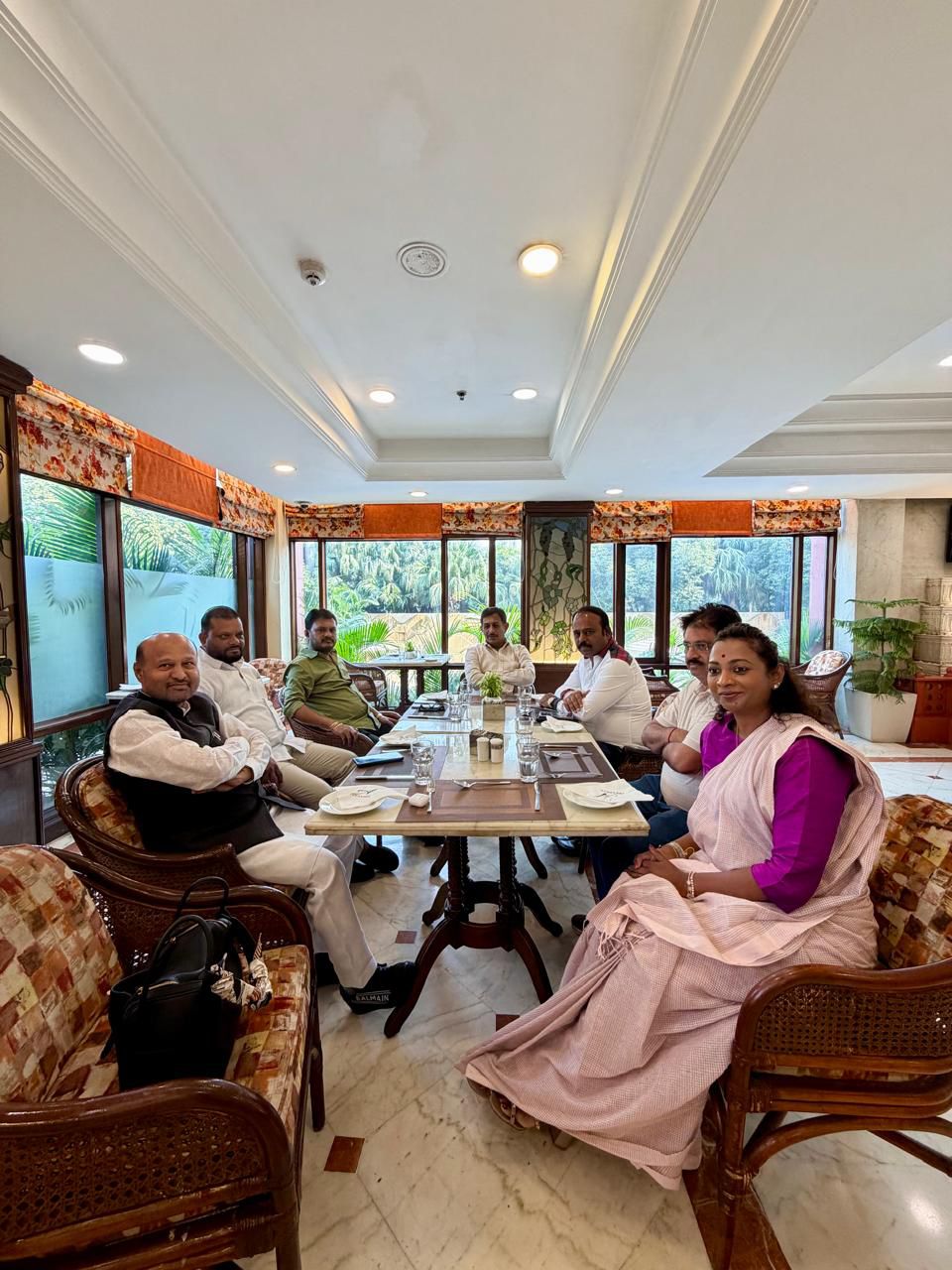 दिल्ली पहुंचे कर्नाटक के विधायकों की पहली तस्वीर आई सामने.