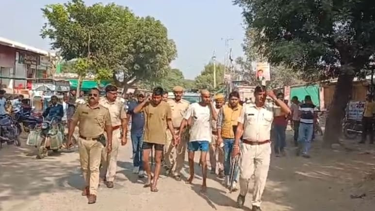 अलवर में सरकारी स्कूल के शिक्षक पर फायरिंग के 2 आरोपी गिरफ्तार, पुलिस ने निकाला जुलूस