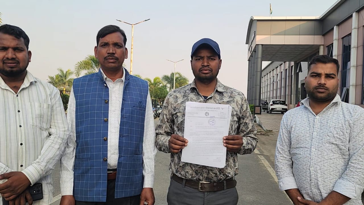 वनपाल के द्वारा ठगी के शिकार ग्रामीणों ने आला अधिकारियों से शिकायत की है.