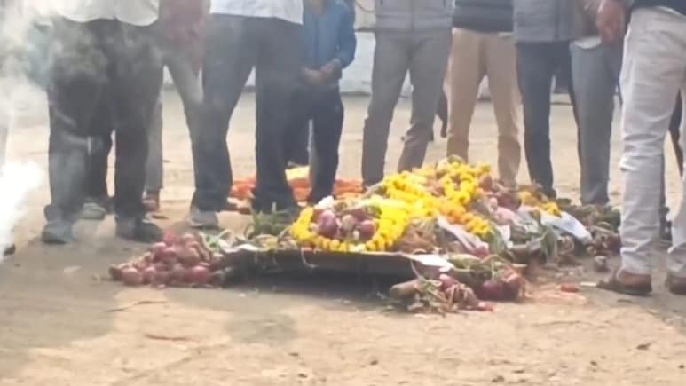 Madhya Pradesh Farmers Hold 'Funeral' For Onions As Prices Crash