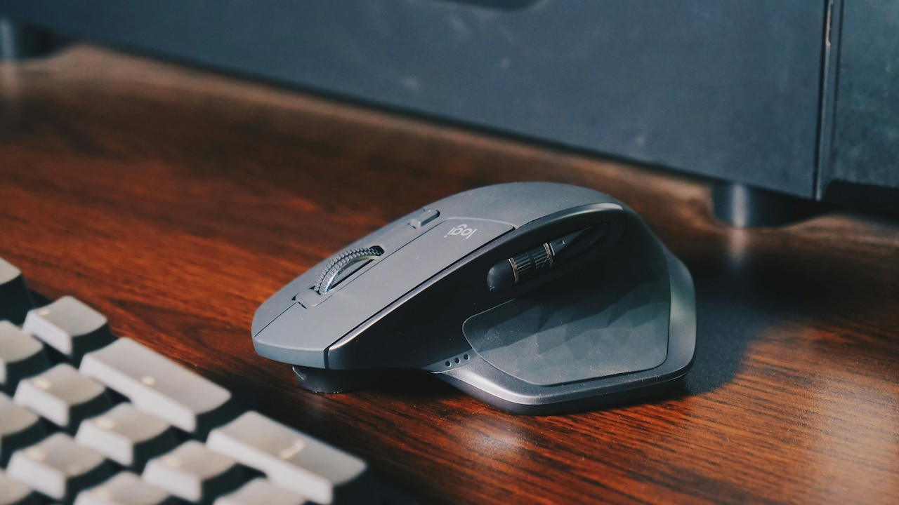 Wireless Mouse Keeps Lagging or Disconnecting? 10 Easy Fixes That Work Wireless Mouse Keeps Lagging or Disconnecting? 10 Easy Fixes That Work