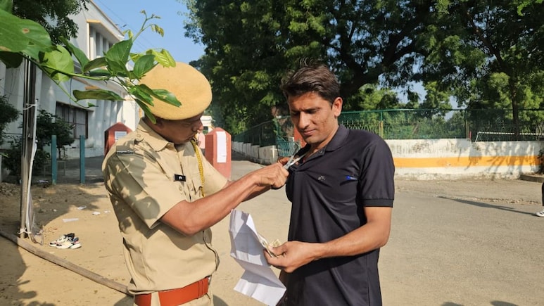 Rajasthan: VDO एग्जाम में सख्ती: कैंची से काटे टी-शर्ट के बटन और कलावे, महिलाओं के उतरवाए गहने Rajasthan: VDO एग्जाम में सख्ती: कैंची से काटे टी-शर्ट के बटन और कलावे, महिलाओं के उतरवाए गहने