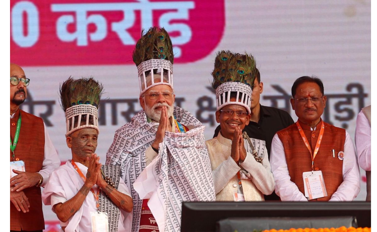 रामानामी समाज के प्रमुखों के साथ पीएम मोदी. रामानामी समाज के प्रमुखों के साथ पीएम मोदी.