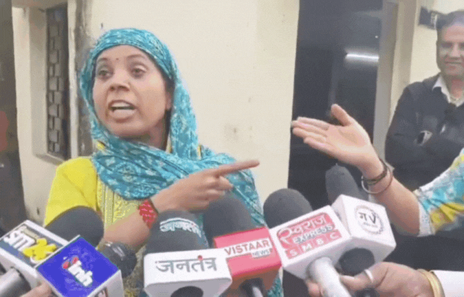 थाने में दो महिलाओं में मारपीट! एक-दूसरे के पति के साथ अवैध संबंध का आरोप, देखें VIDEO