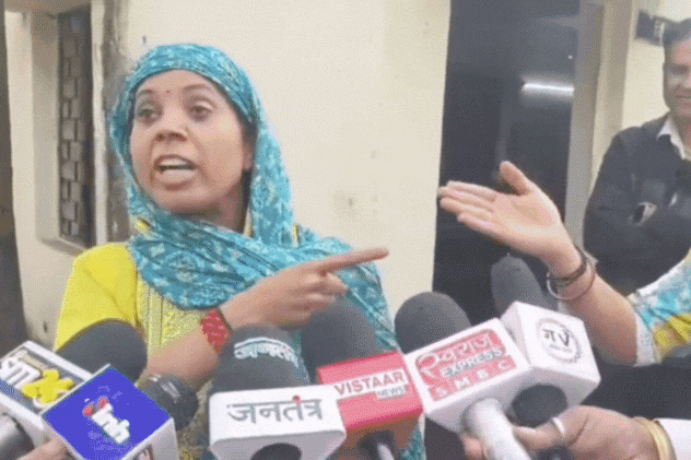 थाने में दो महिलाओं में मारपीट! एक-दूसरे के पति के साथ अवैध संबंध का आरोप, देखें VIDEO