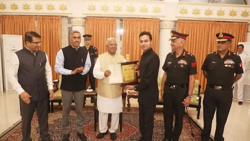 जतारा से अशोकनगर तक चर्चे... जहां पोस्टिंग वहां दिखाया कमाल, सादगी इतनी कि सिंधिया भी कायल, जानें इस युवा IAS अफसर की प्रेरणादायक कहानी