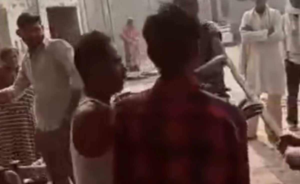 कानपुर में दबंगों ने बाप-बेटे को घर में घुसकर लाठियों से पीटा, खुद ही वीडियो बनाया और सोशल मीडिया पर डाला