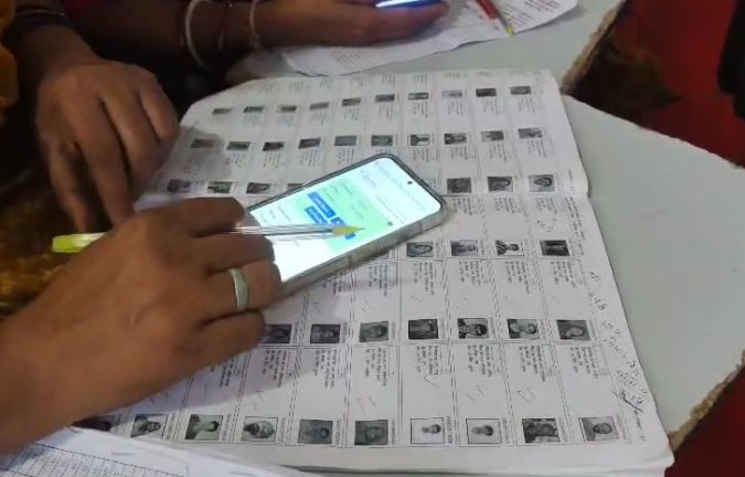 Bihar Elections 2025: फाइनल वोटर लिस्ट से कहीं कट तो नहीं गया आपका नाम? घर बैठे ऐसे चेक करें नाम है या नहीं