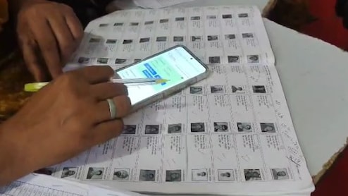 Bihar Elections 2025: फाइनल वोटर लिस्ट से कहीं कट तो नहीं गया आपका नाम? घर से निकलने से पहले ऐसे करें चेक