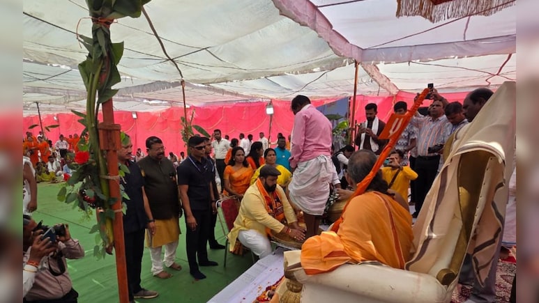 Chhattisgarh News: रायपुर में 240 लोगों की 'घर वापसी', जगद्गुरु रामानंदाचार्य महाराज के कार्यक्रम में फिर हिूंद धर्म में लौटे