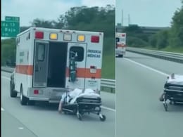 Shocking! ॲम्ब्युलन्समधून रुग्ण रस्त्यात पडला, ड्रायव्हरला पत्ताही नाही, हायवेवरील थरकाप उडवणारा VIDEO