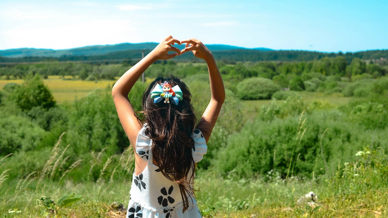 Hair Clips For Dark Hair That Blend Well And Stay All Day