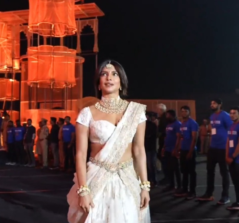 सफेद लहंगा, भारी ज्वेलरी...ग्लोबट्रॉटर इवेंट में इस अंदाज में पहुंचीं प्रियंका चोपड़ा, फैन्स बोले- रानी लुक
