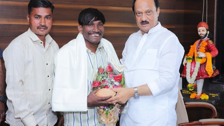 Suraj Chavan: सुरज चव्हाणनं घेतली अजित पवारांची भेट; ट्विटमध्ये उल्लेख असलेल्या 'त्या' घराचं रहस्य काय?