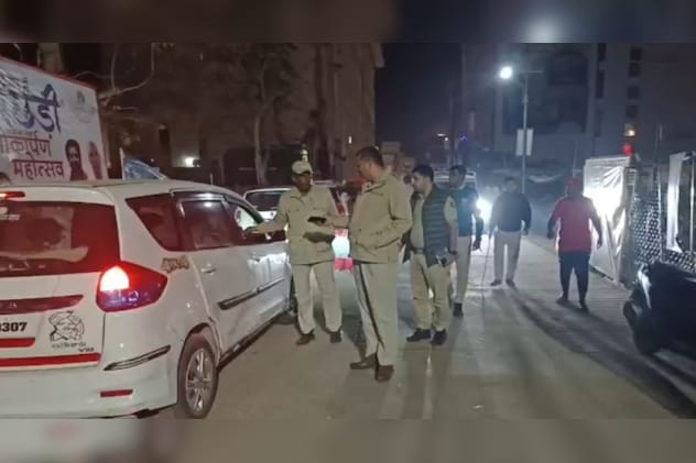 वाहनों की चेकिंग करते पुलिसकर्मी. 