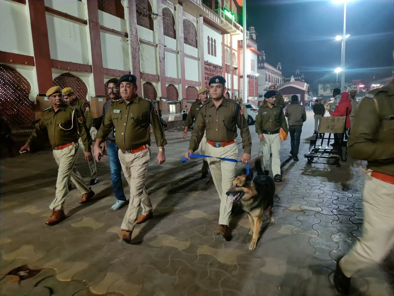 स्टेशन के बाहरी इलाकों में की गई जांच. स्टेशन के बाहरी इलाकों में की गई जांच.