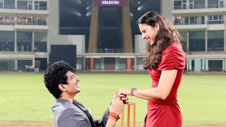 Viral Video: Palash Muchhal Proposes To Smriti Mandhana At DY Patil Stadium, Leaves World Cup Winner In Tears