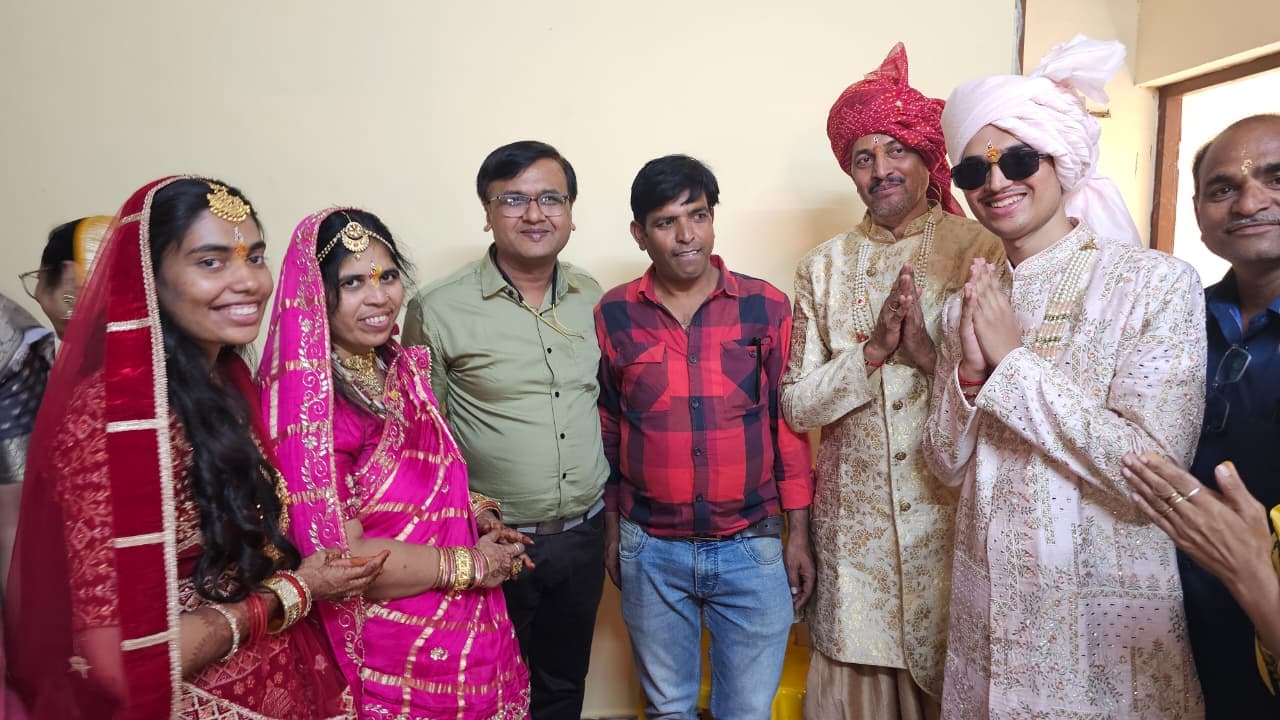 दीक्षा से पहले रिश्तेदारो-नातेदारों से मिलने पहुंचा परिवार दीक्षा से पहले रिश्तेदारो-नातेदारों से मिलने पहुंचा परिवार