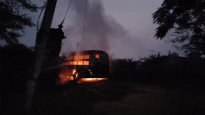 धौलपुर में झूलते बिजली तारों से टकराई बारात की स्लीपर बस जलकर राख, इलाके में हड़कंप 