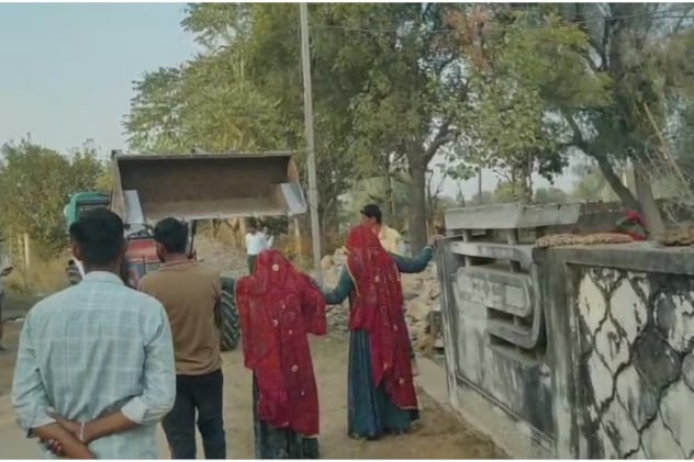 दीवार बनकर बुलडोजर के आगे खड़ी हो गईं महिलाएं. दीवार बनकर बुलडोजर के आगे खड़ी हो गईं महिलाएं.