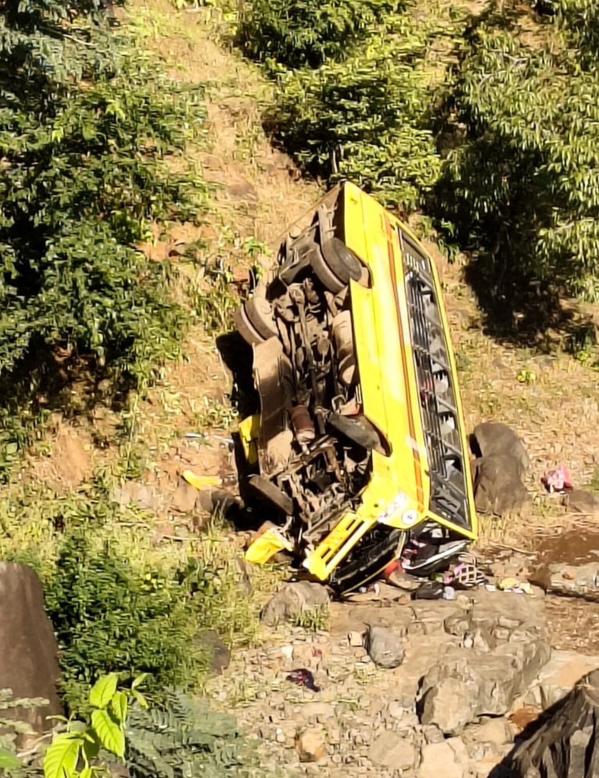 Fatal School Bus Accident in Maharashtra: 2 Students Dead, 50+ Injured in Overloaded Vehicle Crash