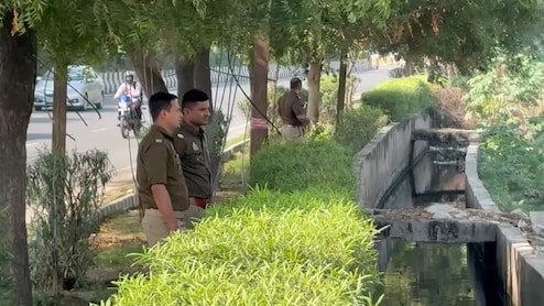 नोएडा के नाले में मिली सिर और हाथ कटी महिला की लाश, पुलिस ने जताया इस बात का शक