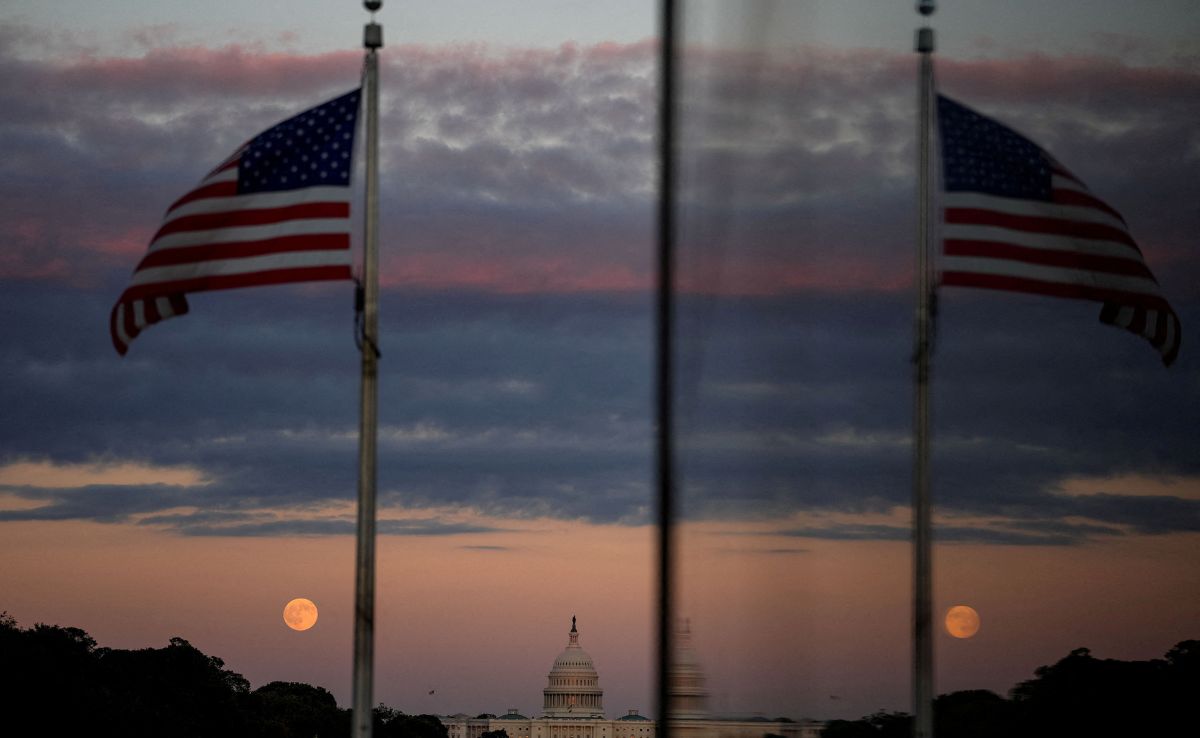 US Federal Workers Broke, Running Out Of Food As Shutdown Enters 2nd Month