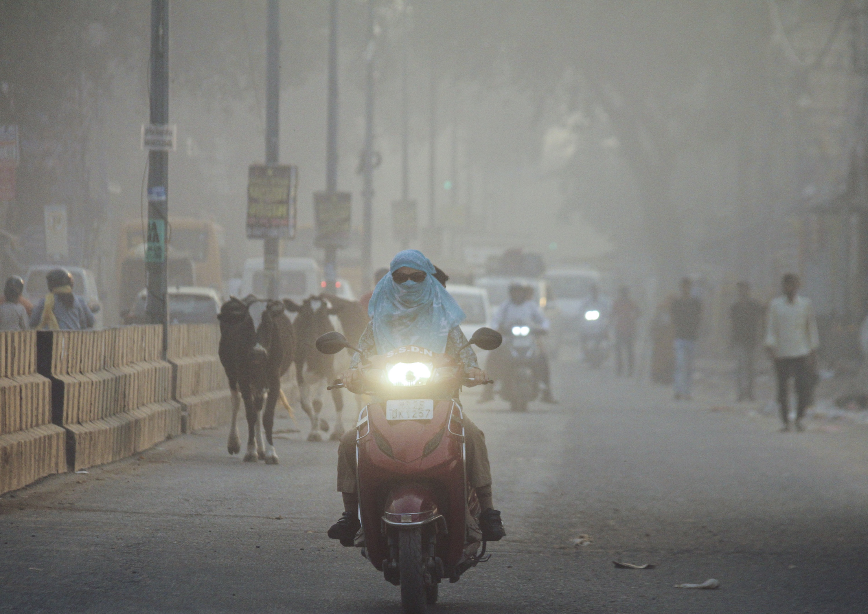 दिल्ली-NCR में आज से और बढ़ेगी सर्दी! धुंध से सांसों का संकट, ठंड में क्यों बढ़ने लगता है प्रदूषण; वजह जानें