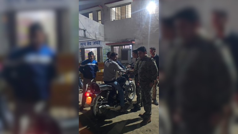 बुलेट से आ रही थी गोलियों वाली आवाज, सुनते ही थाने में मची अफरा-तफरी, पुलिस ने युवक को पकड़ा तो हुआ ये खुलासा 