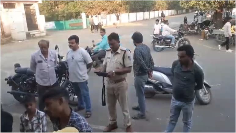 पान खाने के लिए रुके किसान को लगा लाखों का चूना, घर पहुंचकर कर बाइक की डिक्की खोली तो उड़ गए होश