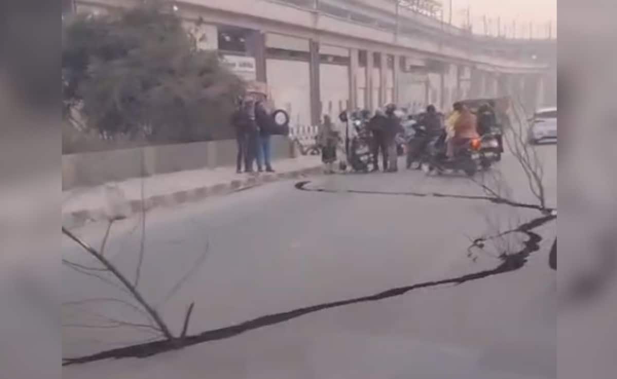 Cracks on Delhi's Outer Ring Road Cause Traffic Jam