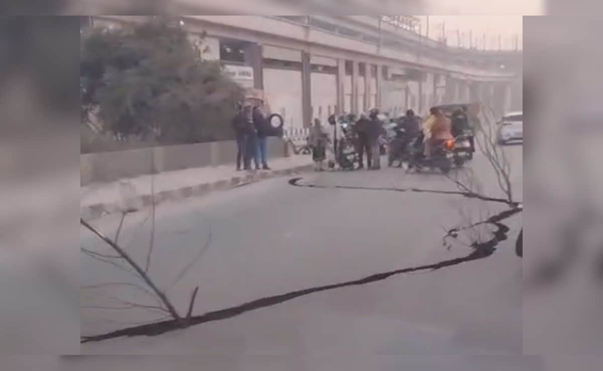 Video: Meandering Crack Along Delhi's Outer Ring Road Stalls Traffic