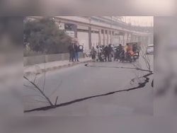 Video: Meandering Crack Along Delhi&#039;s Outer Ring Road Stalls Traffic