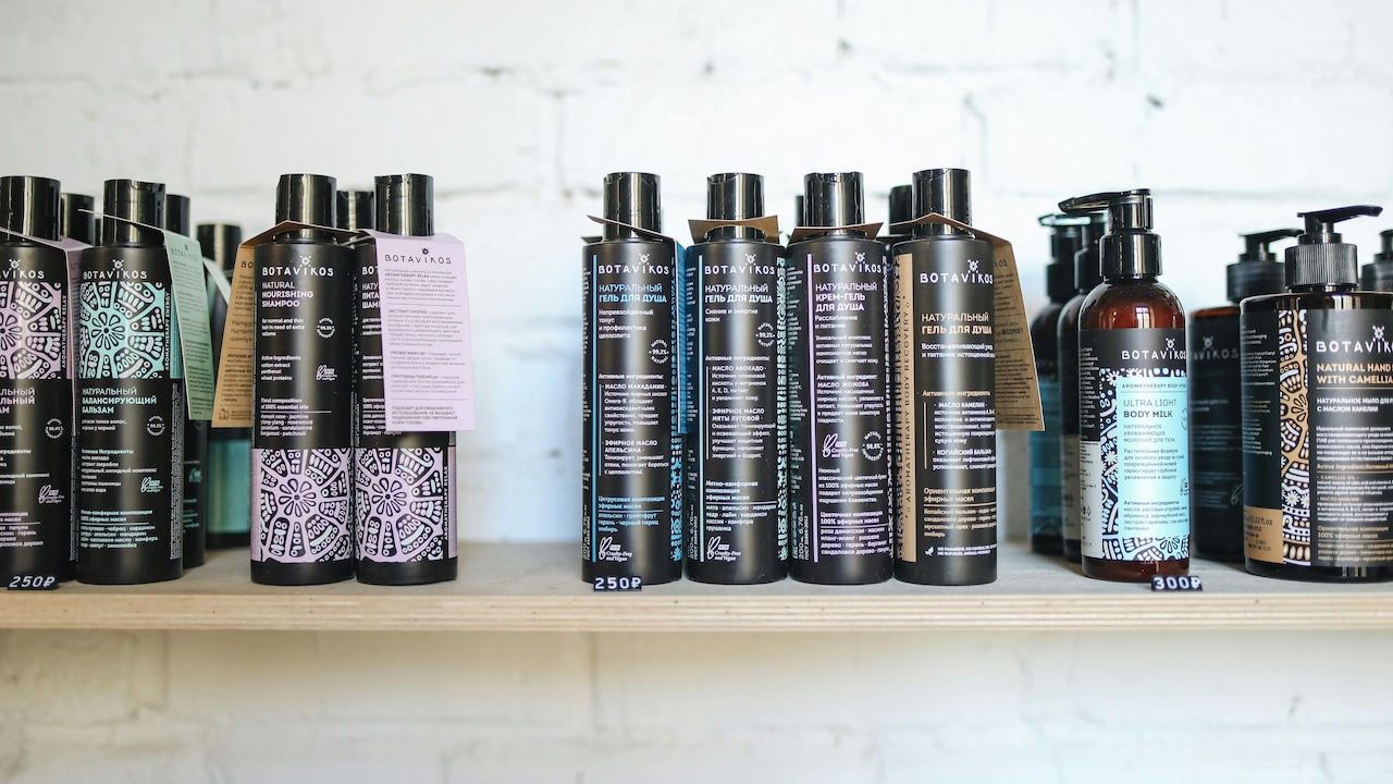 Explore 5 Of The Best Anti-Dandruff Shampoos, From L'Oreal to Head & Shoulders, In India To Buy Now.