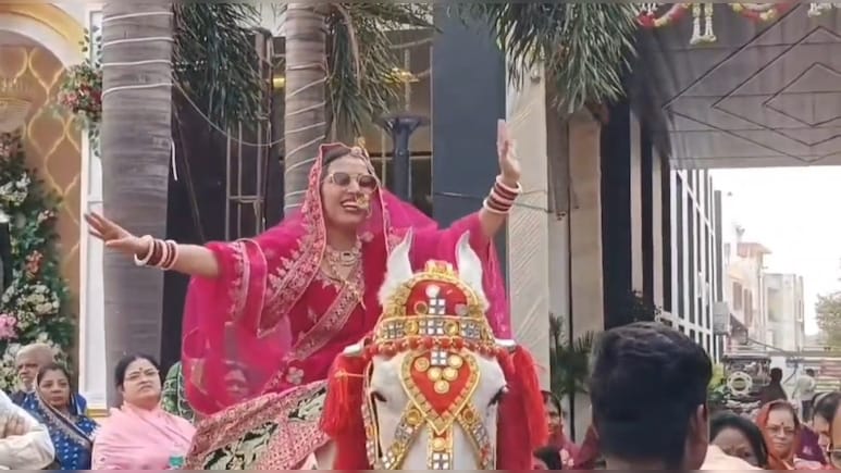 घोड़ी पर बैठकर दूल्हे को निमंत्रण देने पहुंची दुल्हन, देखते ही रह गए लोग, जोड़े ने बताई ये बात 