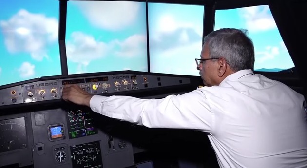 Ex-Air Force Pilot Explains The A320 Glitch In Real-Time Simulator Demo