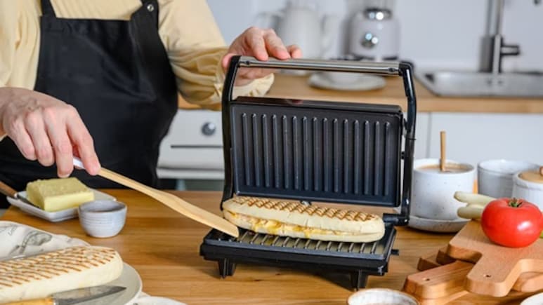 Sandwich Maker Under 2000: अब झट से बनाएं टेस्टी ब्रेकफास्ट बिना झंझट के, घर ले आएं ये बेस्ट सैंडविच मेकर