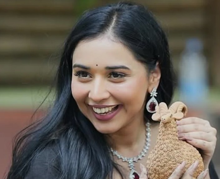 बिग बॉस के घर आया तान्या मित्तल का भाई, प्रिसेंस जैसी बहन के लिए लाया चांदी की बोतल, एक इच्छा नहीं हो पाई पूरी