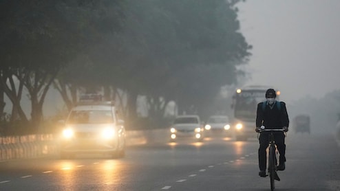 दिल्ली की दमघोंटू हवा में सांस लेना हुआ मुश्किल, कई शहरों में AQI 400 पार