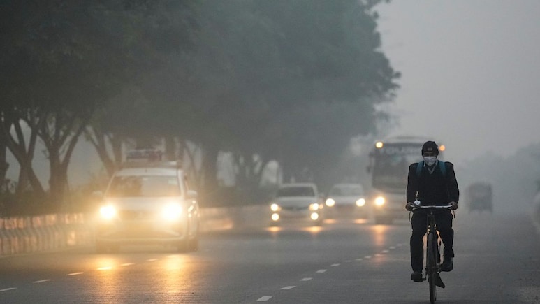 दिल्ली की दमघोंटू हवा में सांस लेना हुआ मुश्किल, कई शहरों में AQI 400 पार