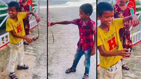 बड़े खतरनाक लोग हैं यार…खिलौने की तरह सांप से खेलते दिखे बच्चे, पूंछ पकड़कर बोतल में किया बंद