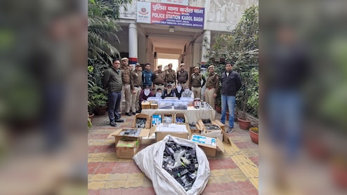 चीन के पार्ट्स, नकली IMEI नंबर... करोल बाग के कारखाने में ऐसे तैयार हो रहे थे अवैध मोबाइल फोन