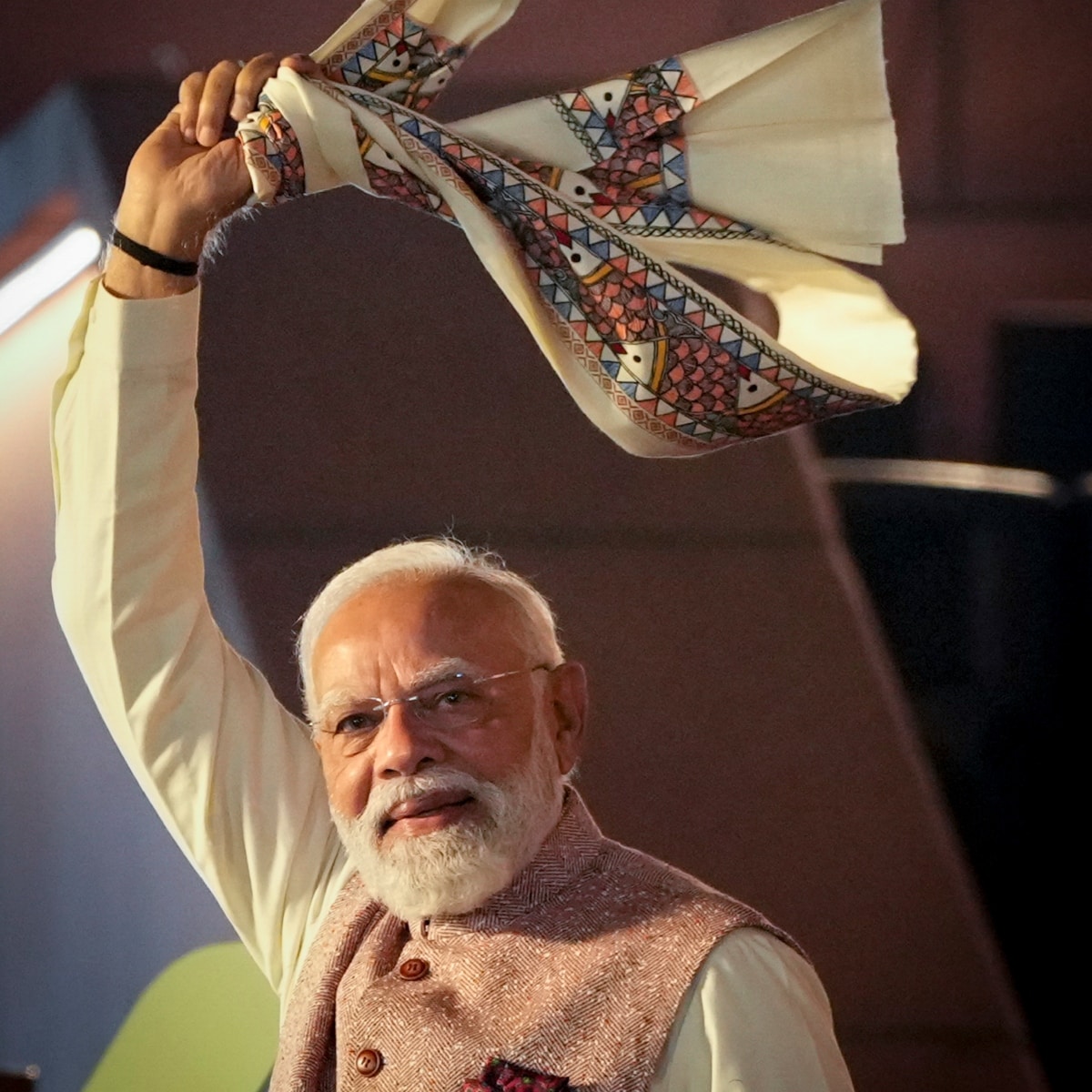 बिहार विधानसभा चुनाव में मिली एनडीए की शानदार जीत के बाद गमछा लहराते प्रधानमंत्री नरेंद्र मोदी.