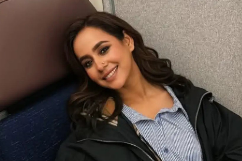 कौन हैं सुनंदा शर्मा? पंजाबी सिंगर ने जिसने एक्साइटेड फैन को स्टेज पर बुलाकर...