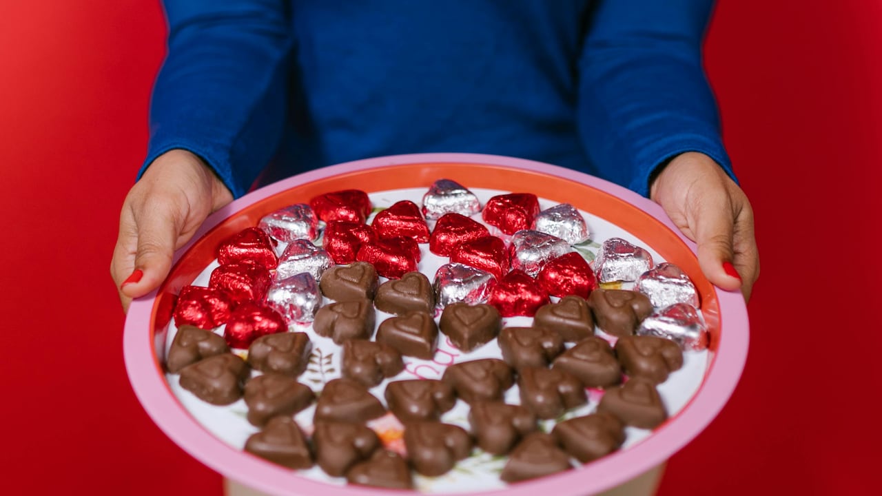 What should you gift her on your first date? What should you gift her on your first date?