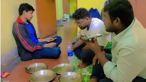 गूगल जैमिनी से 4 दोस्तों ने पूछा, मैगी खाने के बाद बर्तन कौन धोएगा? मिला ऐसा जवाब, सुनकर हो जाएंगे लोटपोट