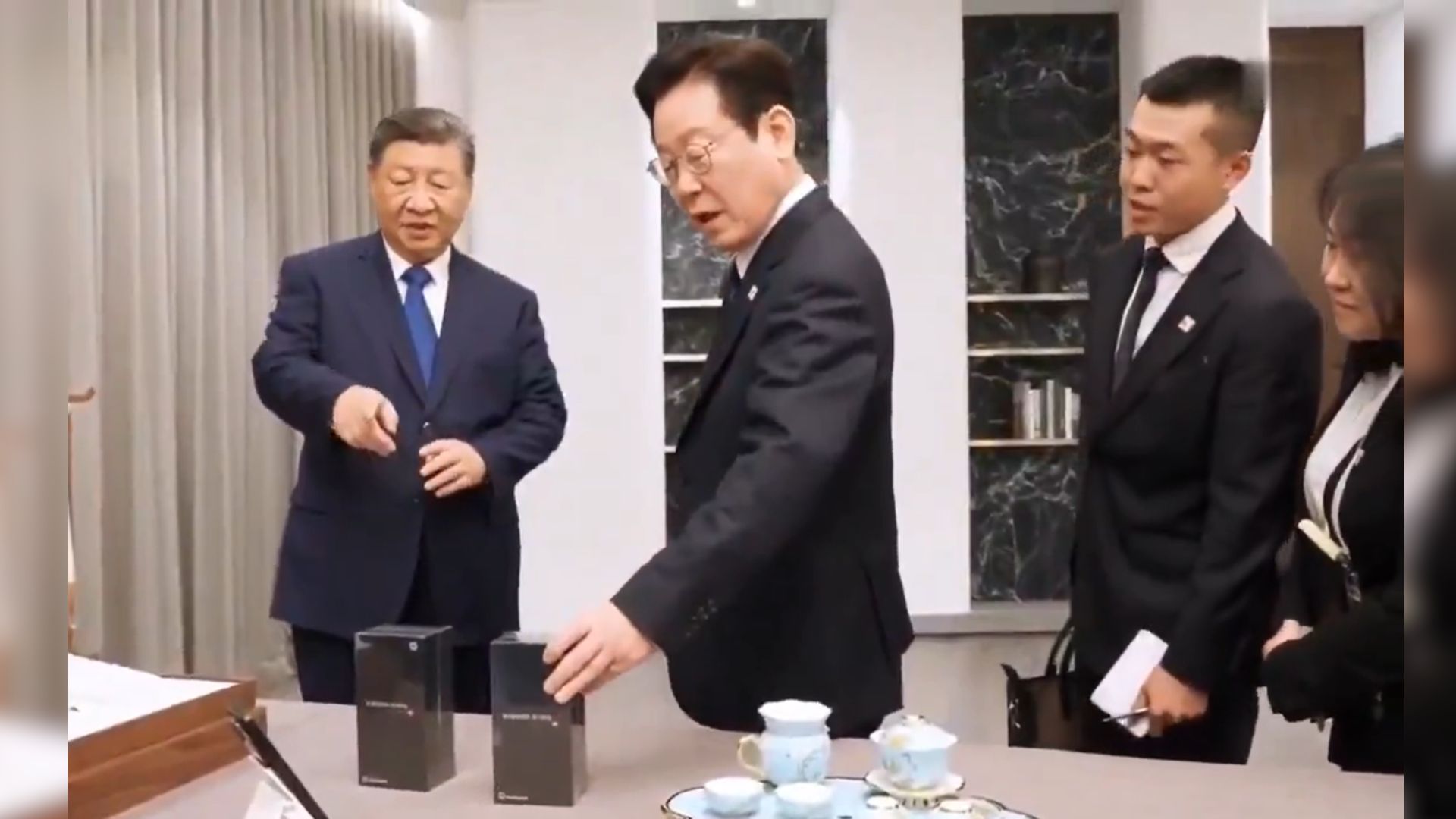 क्या यह सेफ है... जिनपिंग ने गिफ्ट में चीनी स्मार्टफोन दिए तो साउथ कोरिया के राष्ट्रपति ने ऐसे ली चुटकी