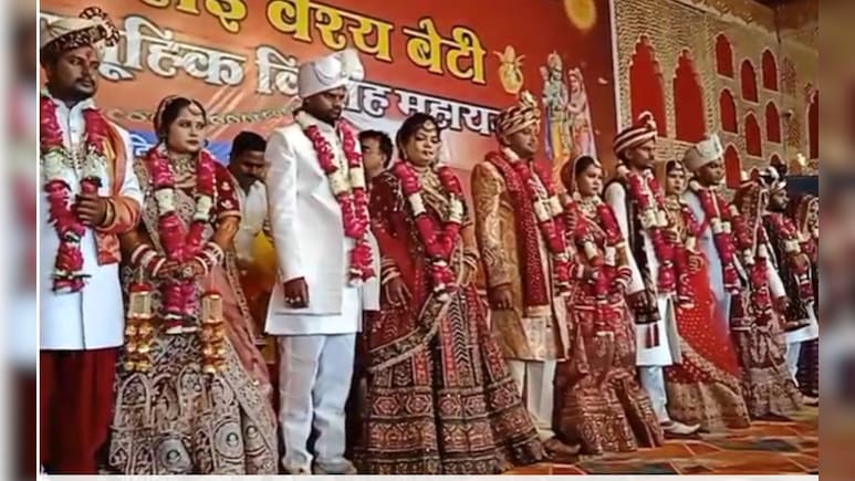 35 लाख में सिंगर या बेटियों का भविष्य? ग्वालियर परिवार ने चुना अनोखा रास्ता, बेटी संग एक पंडाल में कराईं 12 शादियां