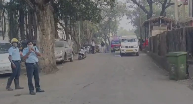 घटनास्थल पर राहत-बचाव के लिए जुटे जवान.