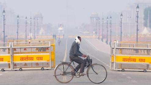 दिल्ली-NCR में सांसों पर संकट! कई इलाकों में AQI 450 पार... प्रदूषण के चलते Work from Home की सलाह